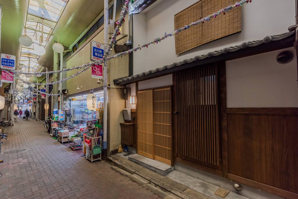 座落在東山白川旁的古商店街-古川町商店街內。早上10點左右開市,下午6點多店家就關門了。不會吵到您的休息喔~ 6點以後是居酒屋的時間。由於附近旅館很多,居酒屋內大多都是外國的遊客,大家喝酒聊天,氣氛很輕鬆。