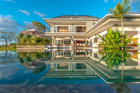 Villa IzaJay - Modern & Splendid Sea View Villa