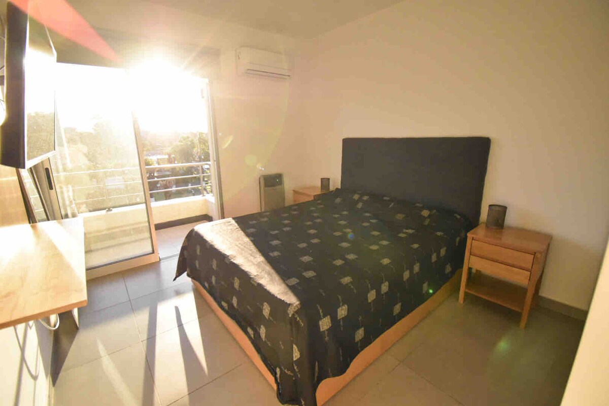 Dormitorio principal con cama matrimonial. TV. Balcón. AC. Calefacción. Amplio placar