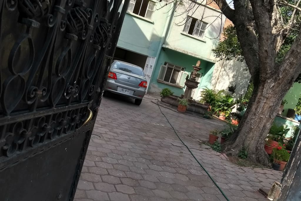 Amplio estacionamiento privado con seguridad