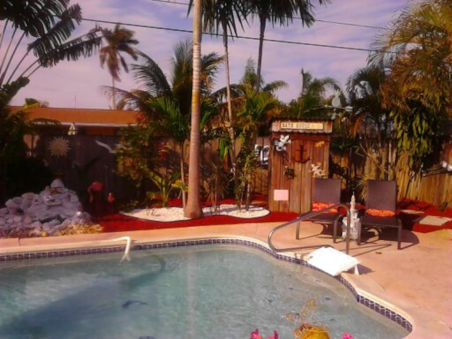 paradise oasis, privacy fence, pool open year round.