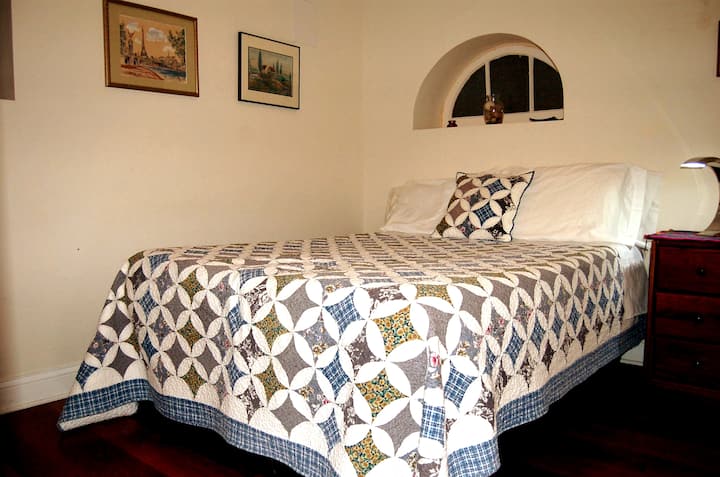 Chumba kidogo cha kulala chenye vitanda viwili 