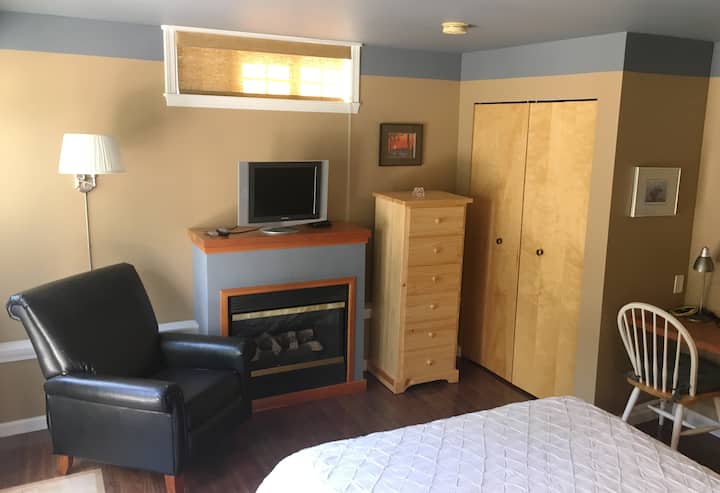 Spavaće sobe su velike i opremljene televizorom i kaminom na prirodni plin