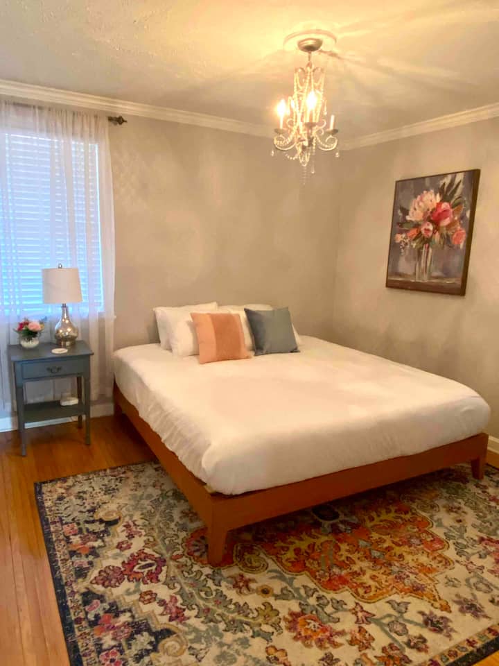 Manželská posteľ, komoda, lampa, nočný stolík a skriňa.