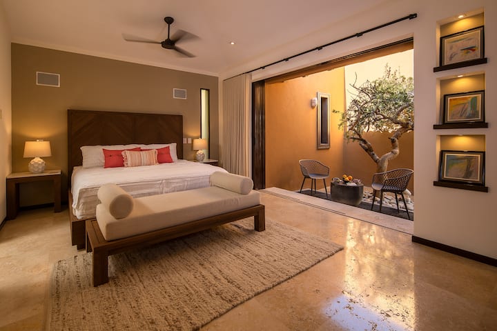 Мини суит 2, с изглед към самостоятелен двор