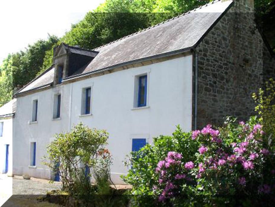 Le gîte, seule la partie droite est louée, pas de voisinage, tranquillité assurée...