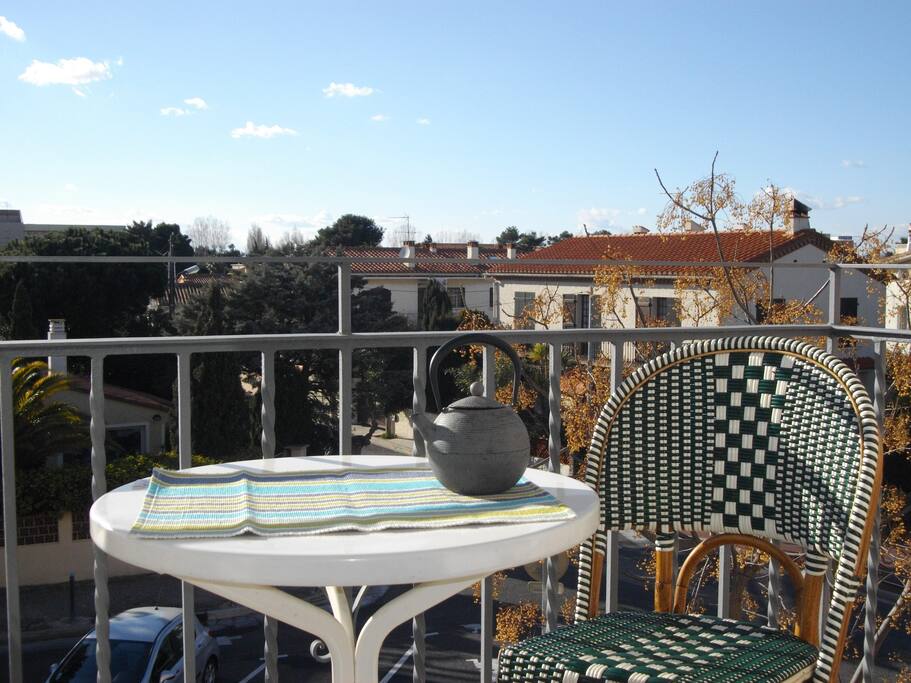 Balcon exposition Ouest (soleil l'après-midi).
Idéal pour siroter un verre de jus de fruit après une journée à la plage ou pour déjeuner!
