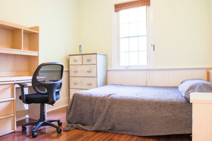 Beautiful Home by Lake, Private Full Bedroom!