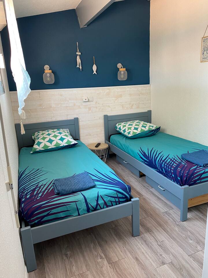 Ზემოთ ოთახი. 2 საწოლი 90x190. Კარადა, ტელევიზორი, კონდიციონერი. 