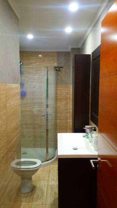 Lavabo y ducha con calefactor, totalmente equipado