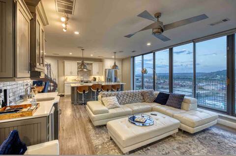 Sky Loft on 10 . 2 bed . 2 bath + Modern luxuries