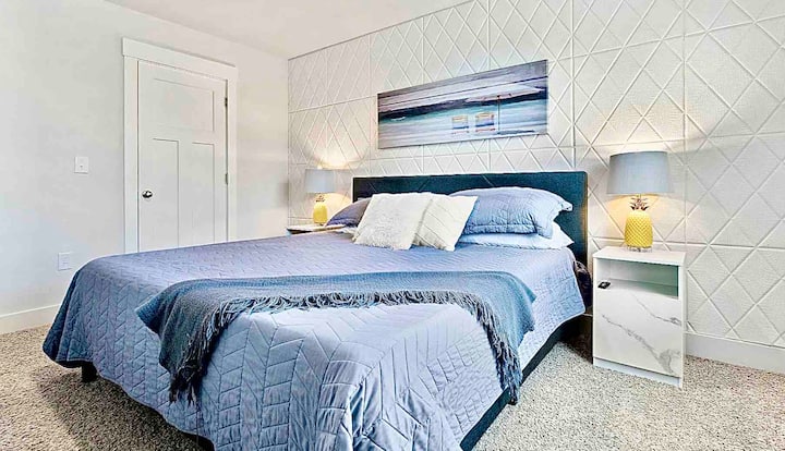 Additional guest room with King size bed and walk-in closet