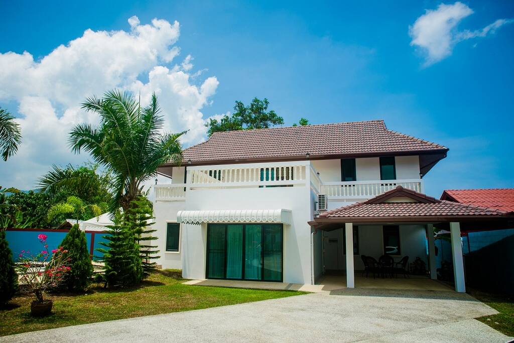 View of entrance & parking area