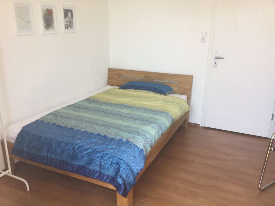 Das Bett hat eine Breite von 1,40 Meter und eine Länge von 2 Metern.