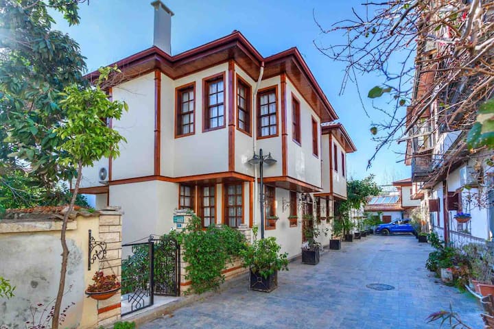 Defne Suits Oldtown B2