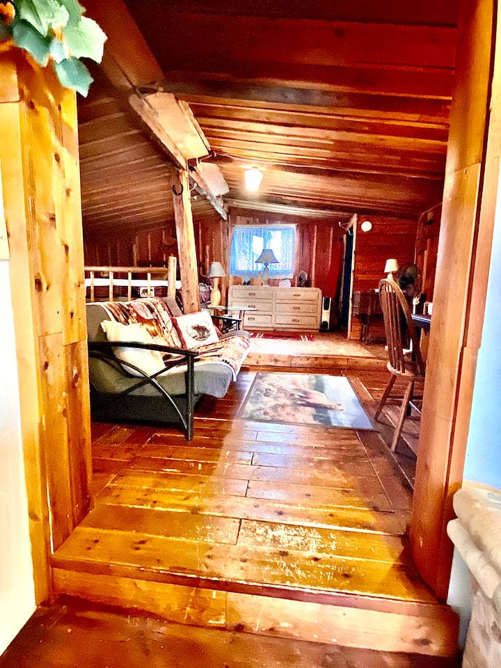 Ulaz u spavaću sobu iz dnevnog boravka. Spavaća soba nalazi se na dva koraka iznad. 