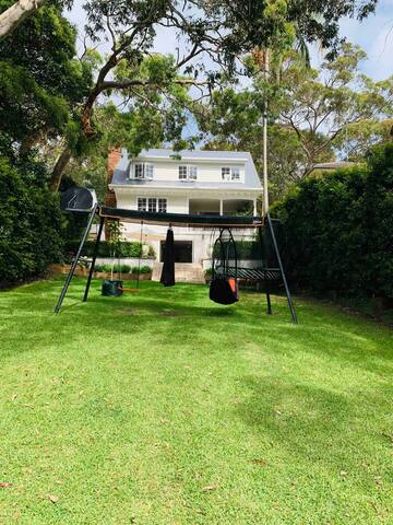 Lovely 4 bedroom home with enormous backyard! gallery image 4