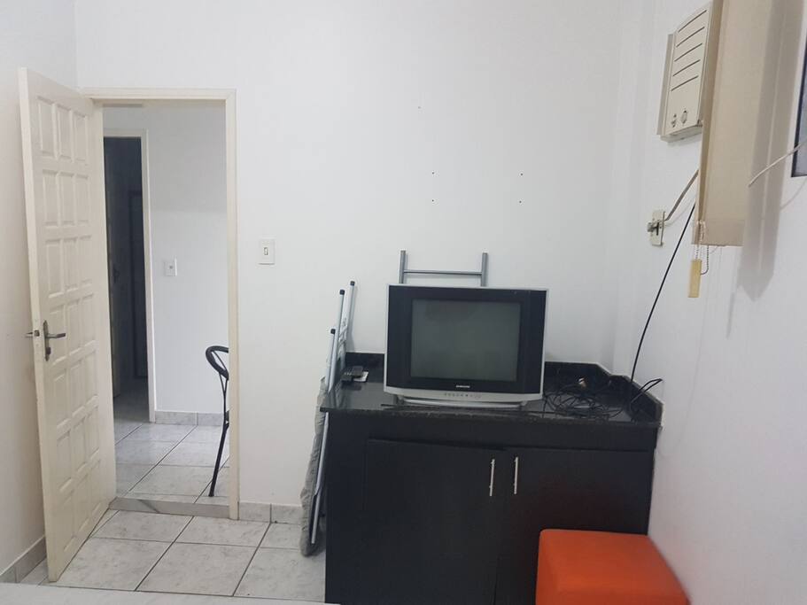 Quarto com cama de casal, tv e ar condicionado