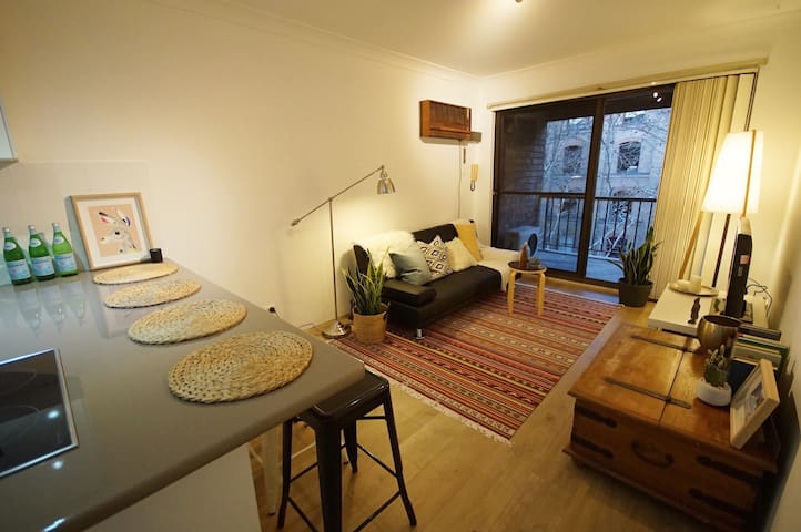 Vibrant 1 bdrm Apartment Darling Harbour + Parking