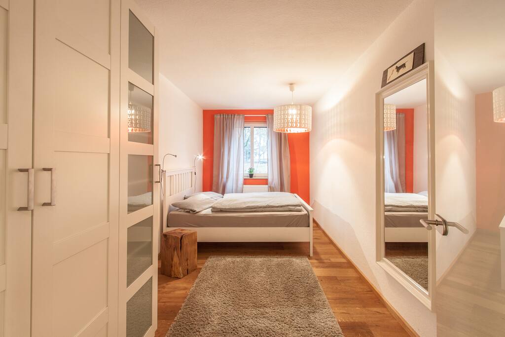 Schlafzimmer geräumig und modern eingerichtet