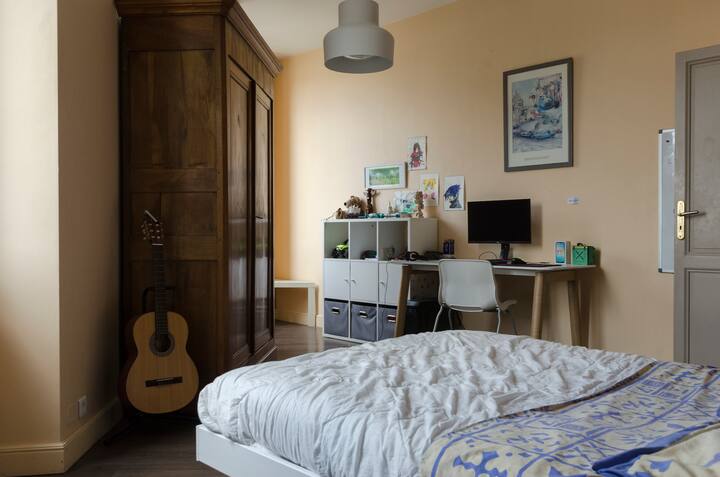 სამკუთხა ოთახი (140 საწოლი) სააბაზანოთი.