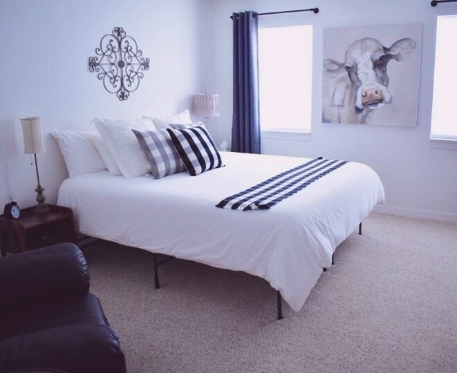 KITANDA CHA CALIFORNIA KING cha Chumba cha Ng 'ombe
- ina mkusanyiko mzuri wa vitabu: 
Colorado maslahi, kilimo, na vitabu vingi vya watoto!
- kiti kikubwa cha starehe na ottoman inayofanana
- Jiko la Gesi ili kufanya chumba hiki kiwe kizuri na cha kupendeza!