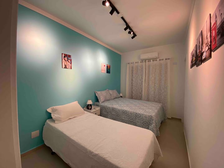 Suite 2 met tweepersoonsbed, 1 eenpersoonsbed en balkon 