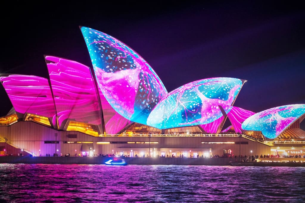 Sydney Opera House only 20 mins door-to-door via train and short walk through the Botanic Gardens.