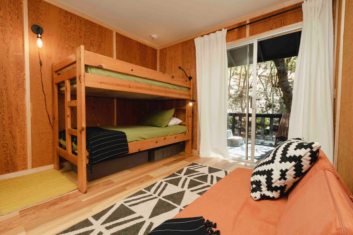 تم تأثيث غرفة النوم الرئيسية بسرير بطابقين بالإضافة إلى سطح خاص آخر يطل على مناظر خلابة.