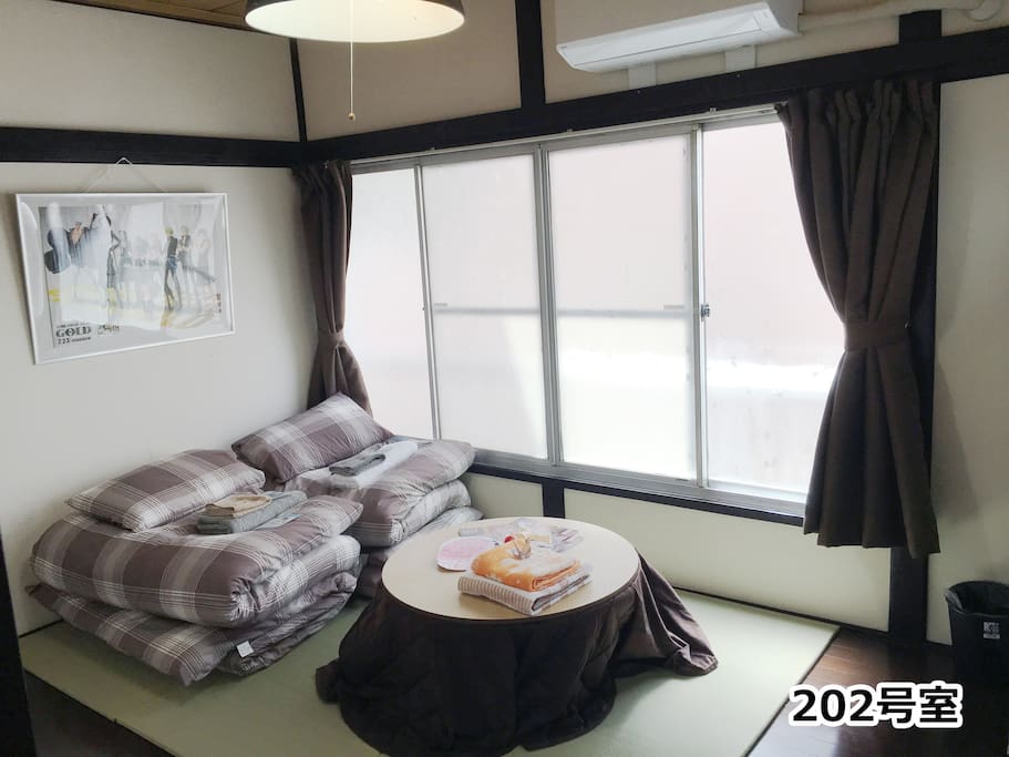 各部屋に窓が有り風が入り衛生的である。
There is a window in each room, wind enters and it is hygienic.
各部屋は鍵が有り個室である。
Each room has a key and is a private room.