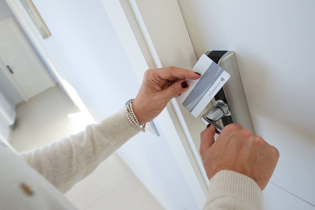 Sistema di Apertura porte stanze codificata con Badge Magnetico
Opening System with Magnetic Badge