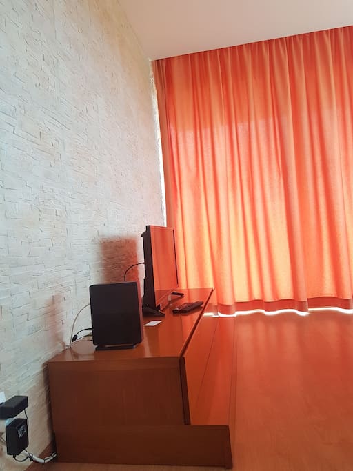 Sala de estar com Tv e Router Wireless. Living Room with TV and Wireless Router