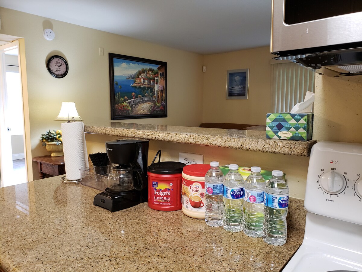 Elegant 2BR/2BA, near Strip, free Parking/Gym/Pool