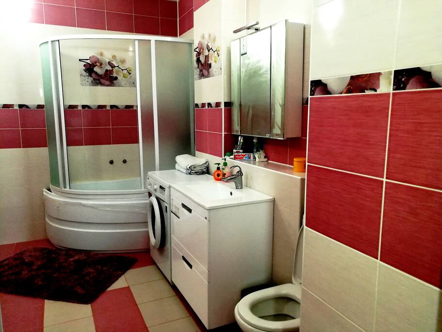 Big bathroom : Bath/Shower ,washing mashine ,shampoo,shower gel,towels provided