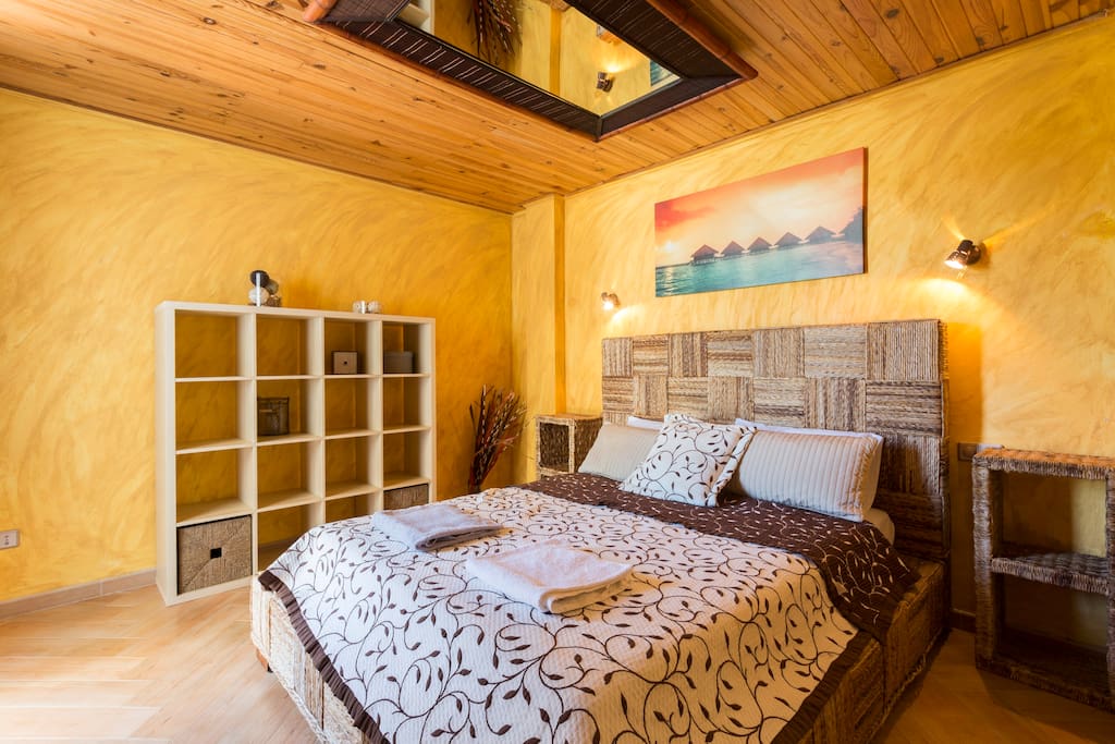Master bedroom with double bed and walk-in wardrobe, with entrance door and door to balcony. / Dormitorio principal con cama de matrimonio y armario vestidor, puerta al balcón.