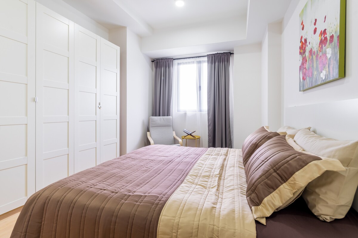 Დიდი ზომის საწოლი ორი ადამიანისთვის.