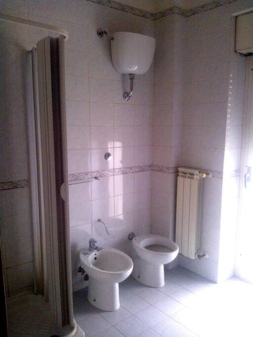 bagno con box doccia