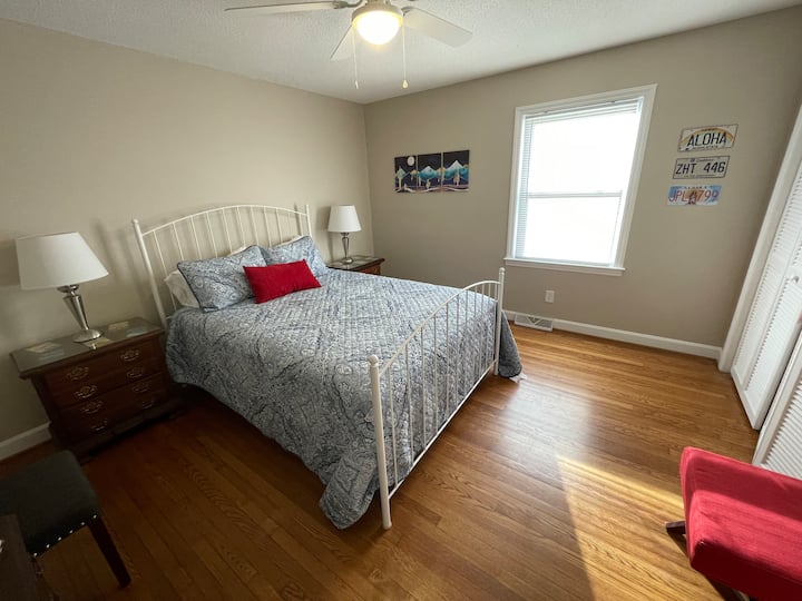 เพลิดเพลินกับบรรยากาศแบบอเมริกาเหนือในห้องนอนนี้  “Pura vida !” ตามที่พวกเขาพูดในคอสตาริกา