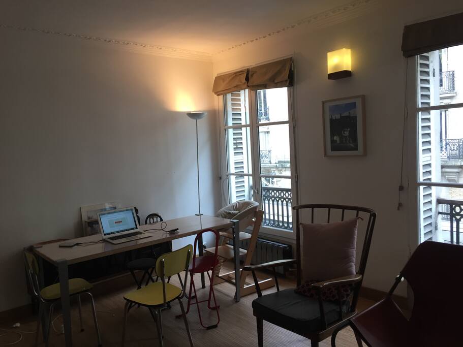 Living Room / TV / Internet / Sofa / Table