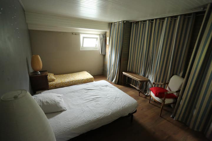 dhomë gjumi 1 kat i ulët , me 1 krevat dopio dhe 1 krevat tek