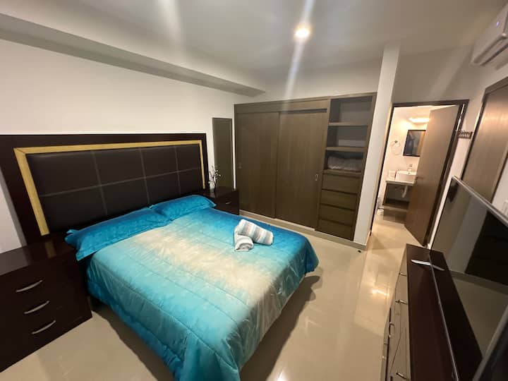 Главна спална соба со бања во спалната соба. Брачен кревет (широк 150-179 см) со големи плакари 