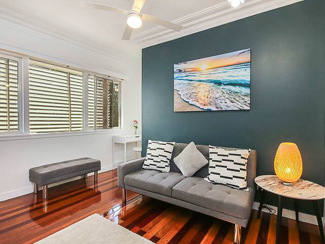 4BR Peaceful Home – 6 Min South Bank & 10 Min City gallery image 2