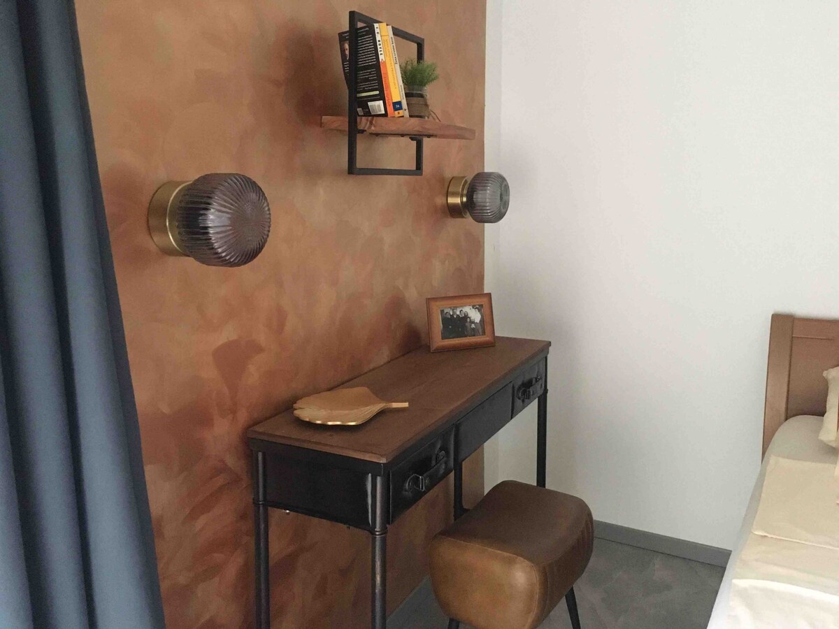 in "Sarah" room, I wouldn't work here. but if you must... 