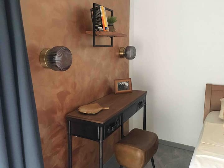 en la habitación "Sarah", no trabajaría aquí, pero si tienes que... 