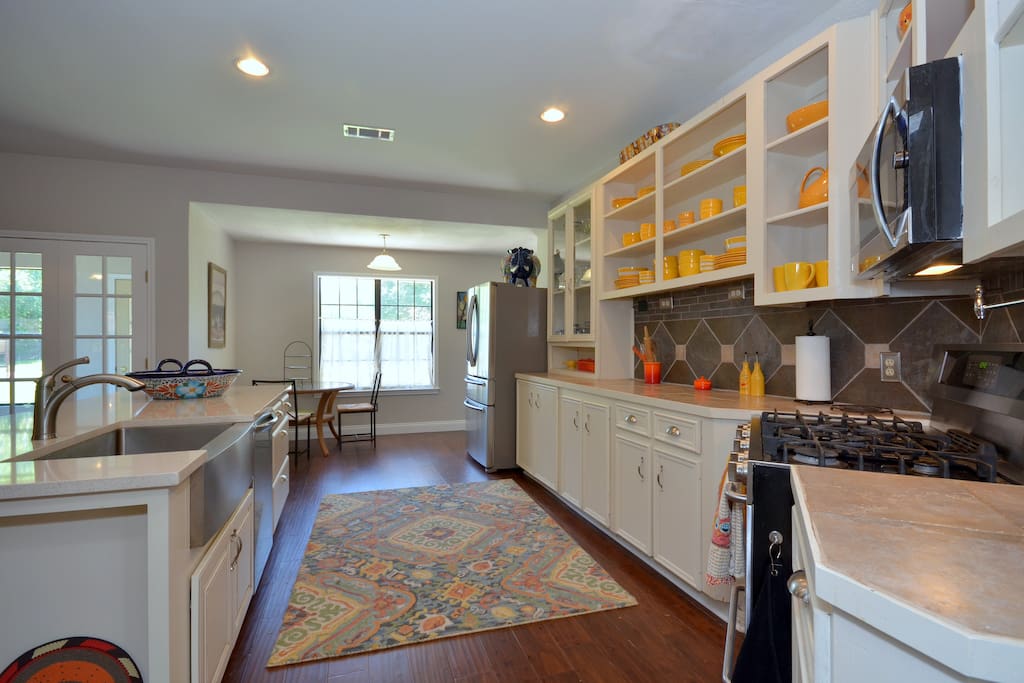 Bright and cheerful kitchen, fully eqipped