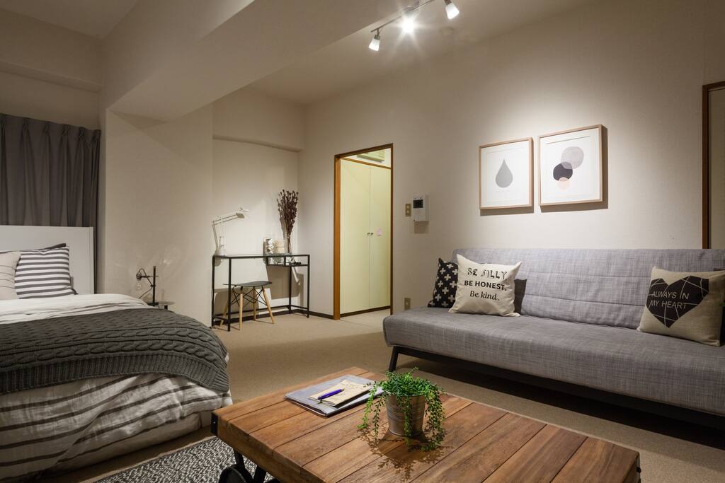 Small but nice!
Big sofa bed and natural wood table
You will be relaxed in this space.