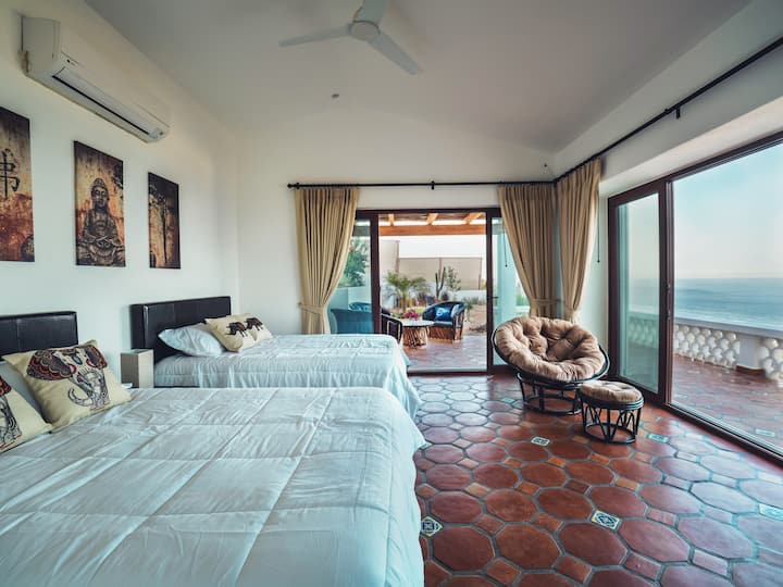 La casita - detached guest house with two full sized beds, kitchenette, and en-suite bathroom. Totally private with patio overseeing the gardens and ocean.