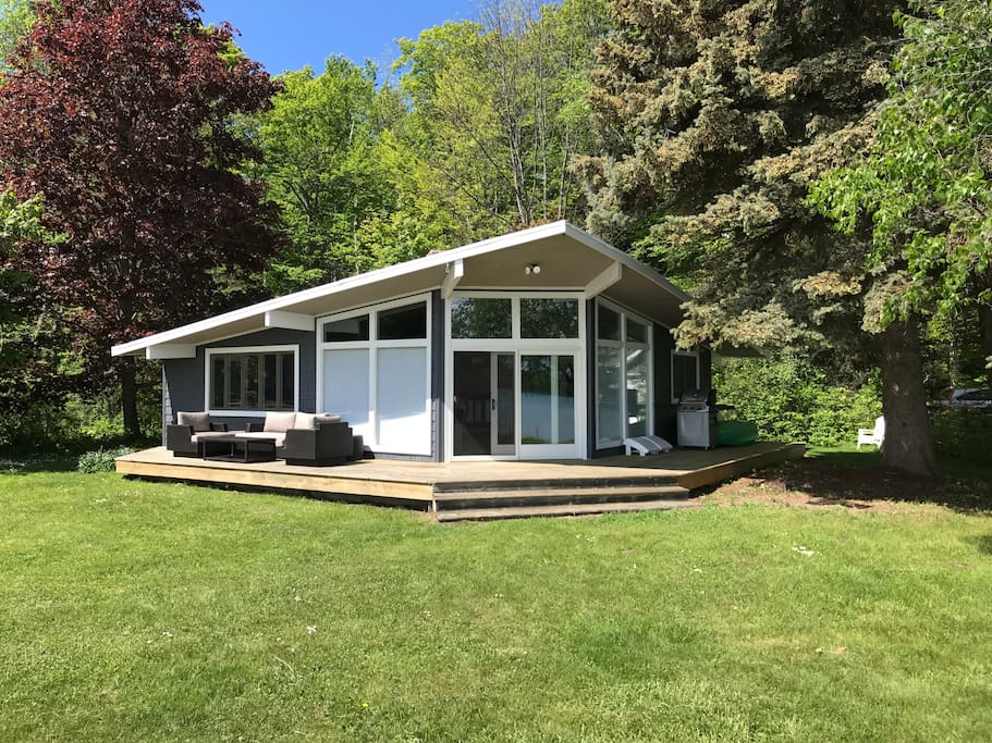 Nice yard, deck, patio seating, and grill