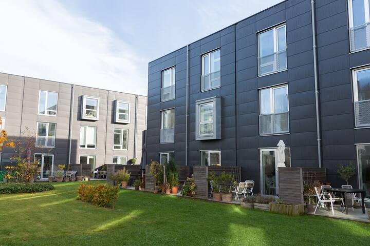 Charming, modern townhouse. gallery image 5