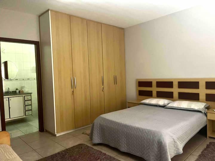 ლუქსი 2 — ერთი საწოლი 135×191 სმ და ერთი გასაშლელი დივანი. Კონდიცირებული გარემო და ჭერის ვენტილატორი. 